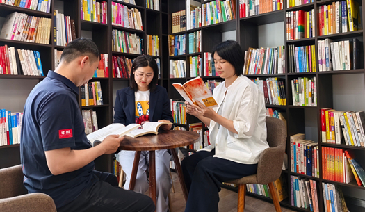 翻開“城發(fā)”這本書，每一頁(yè)，都是鄭州的煙火與遠(yuǎn)方